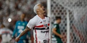 São Paulo assume a liderança do Brasileiro com vitória sobre a Chapecoense