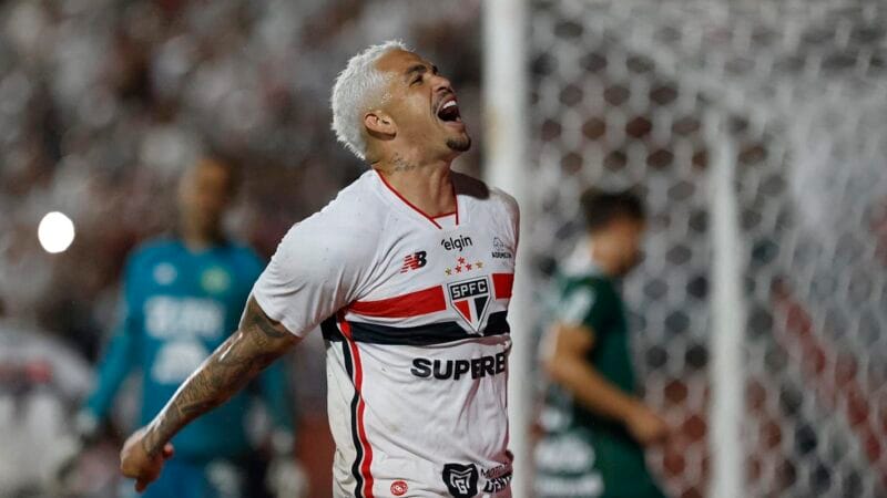 São Paulo assume a liderança do Brasileiro com vitória sobre a Chapecoense