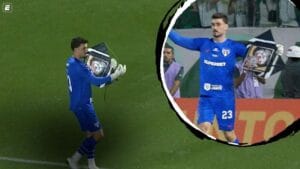 Pipa com Logo do Corinthians Interrompe Jogo entre Palmeiras e São Paulo