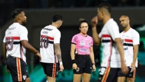 Leila Alerta sobre Arbitragem em Clássico: Críticas e Preconceitos