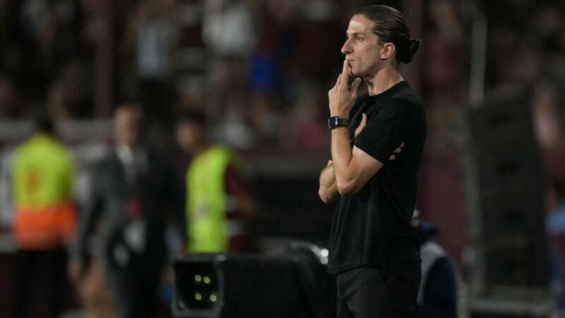 Filipe Luís Responde Críticas à Torcida do Flamengo e Reflete sobre sua Posição no Clube