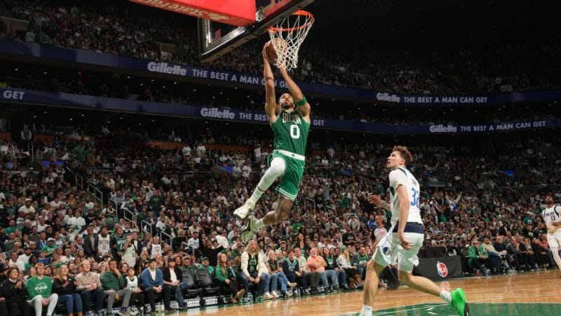 Tatum Retorna Após Longa Lesão e Conduz Celtics à Vitória Sobre os Mavericks