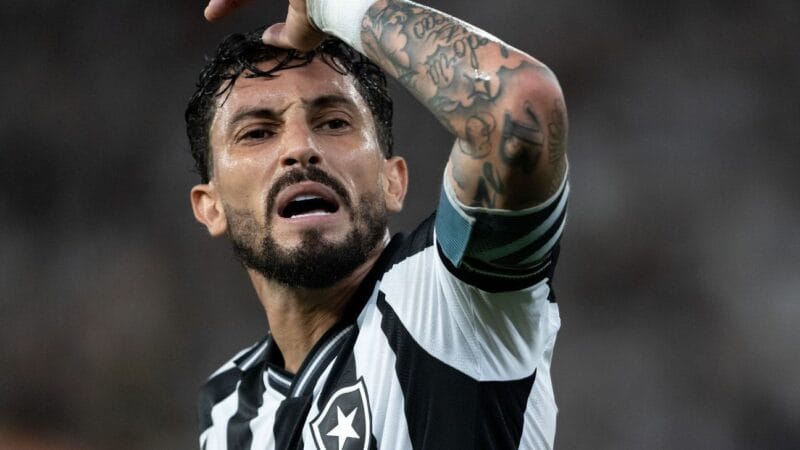 Alex Telles Comenta Eliminação do Botafogo na Libertadores e Lança Crítica Sutil
