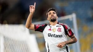 Lucas Paquetá sofre fratura na mão em jogo do Flamengo