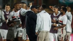 Os Bastidores da Virada: A Conversa no Vestiário que Colocou o São Paulo no Topo do Brasileirão