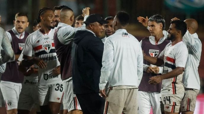 Os Bastidores da Virada: A Conversa no Vestiário que Colocou o São Paulo no Topo do Brasileirão