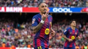 Raphinha brilha com hat-trick em vitória avassaladora do Barcelona sobre o Sevilla