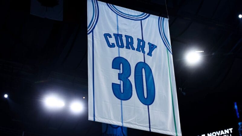 Charlotte Hornets Celebra Legado de Dell Curry com Aposentadoria da Camisa 30