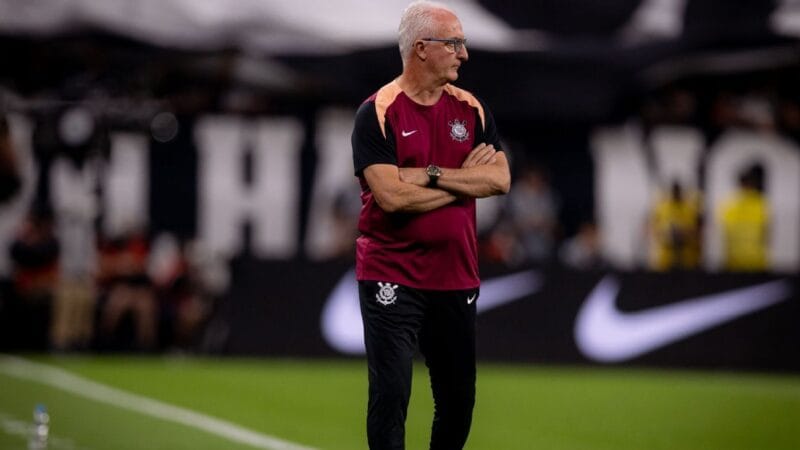 Dorival comenta sobre a expulsão de Evertton Araújo em jogo entre Corinthians e Flamengo
