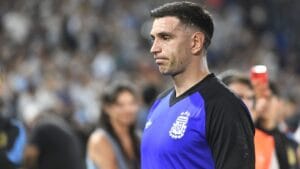 Dibu Martínez critica desempenho da Argentina e reflete sobre vitória contra a Mauritânia