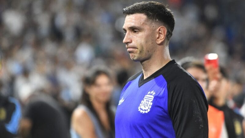 Dibu Martínez critica desempenho da Argentina e reflete sobre vitória contra a Mauritânia