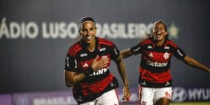Flamengo Vence Vitória e se Aproxima das Líderes no Campeonato Brasileiro Feminino