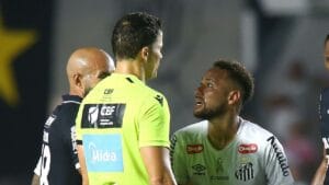 Neymar Critica Árbitro Após Suspensão no Brasileirão