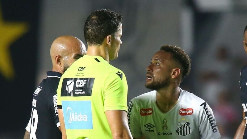 Neymar Critica Árbitro Após Suspensão no Brasileirão