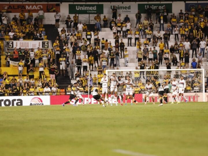 Criciúma Conquista Vitória Dramática com Gol Impressionante de Otero