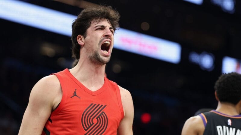 Trail Blazers Superam Suns e Garantem Vaga nos Playoffs com Destaque Histórico de Tiago Splitter