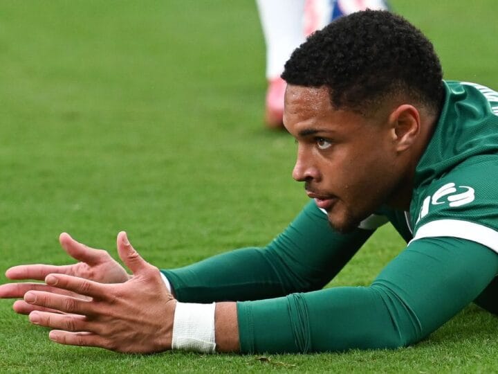 Vitor Roque Passa por Cirurgia e Fica Fora até Após a Copa do Mundo