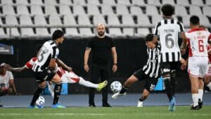 Técnico do Independiente Petrolero critica gramado sintético do Botafogo