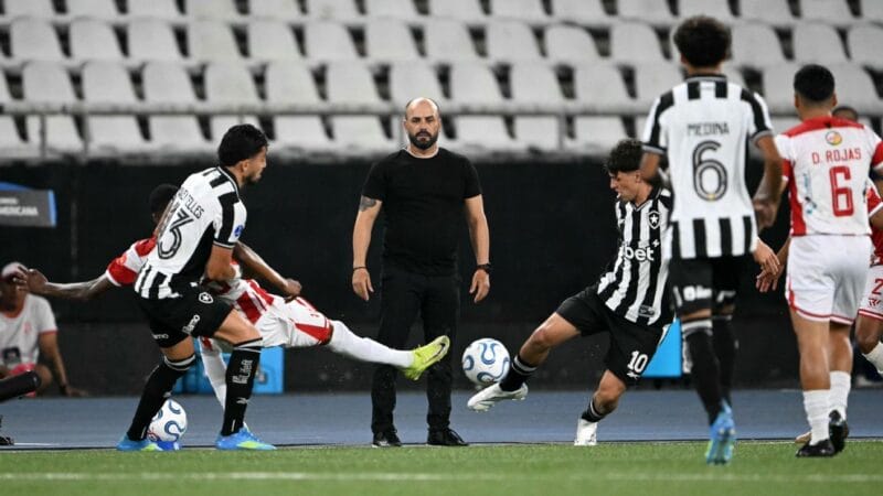 Técnico do Independiente Petrolero critica gramado sintético do Botafogo