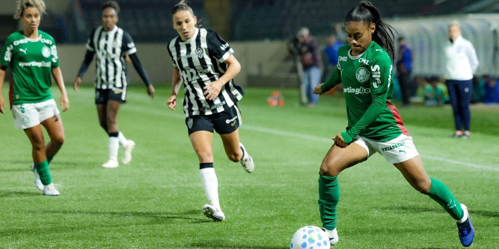 Palmeiras Brilha e Goleia Atlético-MG, Assumindo a Vice-Liderança no Brasileiro Feminino