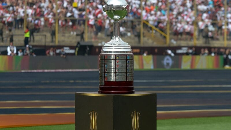 Fluminense e Flamengo Avançam na Libertadores com Conquistas Distintas