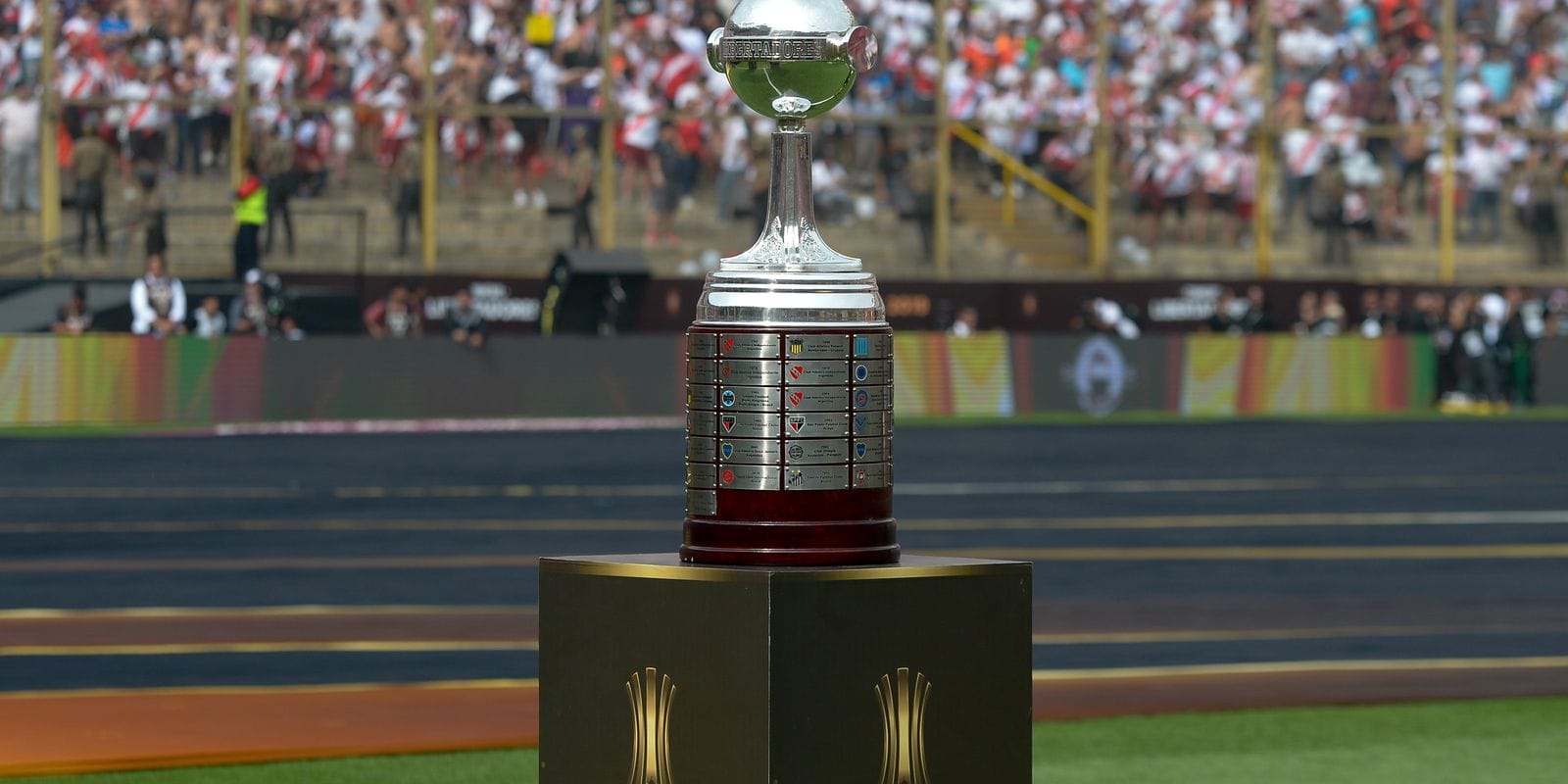 Fluminense e Flamengo Avançam na Libertadores com Conquistas Distintas