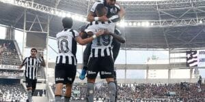 Arthur Cabral brilha e Botafogo derrota Corinthians no Brasileirão