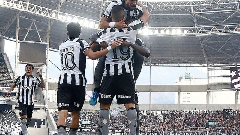 Arthur Cabral brilha e Botafogo derrota Corinthians no Brasileirão
