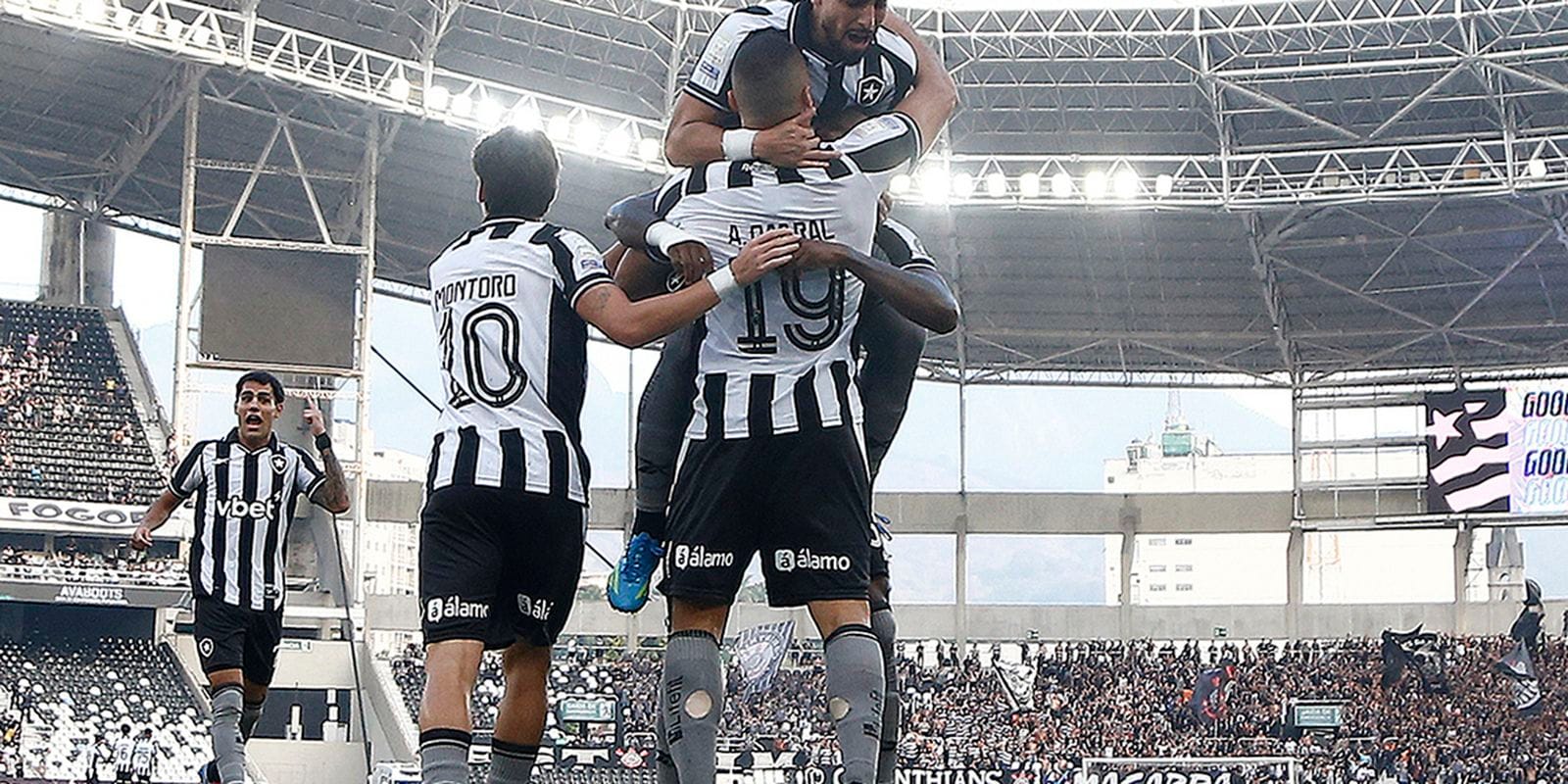 Arthur Cabral brilha e Botafogo derrota Corinthians no Brasileirão