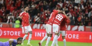 Internacional supera Fluminense e se afasta da zona de rebaixamento no Brasileirão