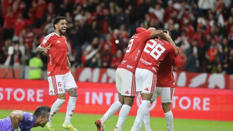 Internacional supera Fluminense e se afasta da zona de rebaixamento no Brasileirão