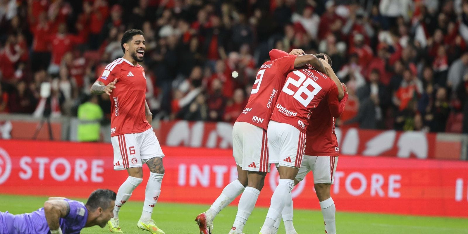 Internacional supera Fluminense e se afasta da zona de rebaixamento no Brasileirão