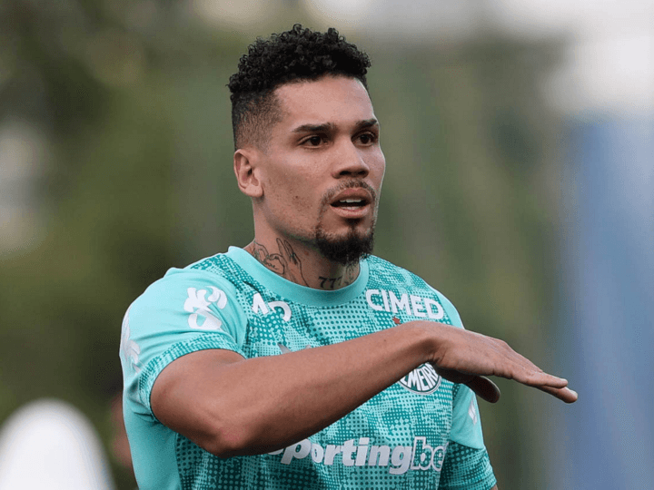 Paulinho pode estrear como reforço no confronto contra o Cruzeiro