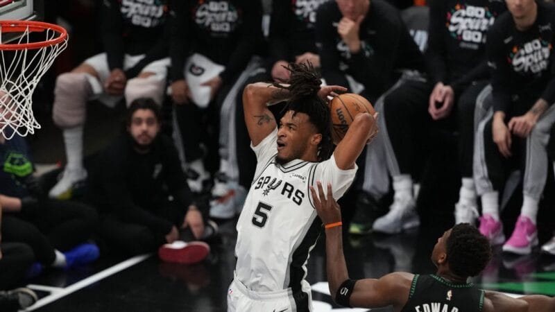 Desempenho Impressionante de Jovem do San Antonio Spurs em Jogo Contra Timberwolves