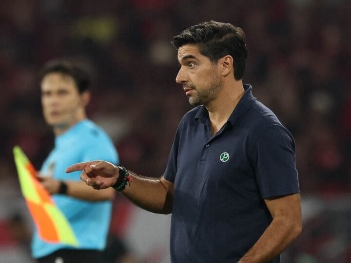 Conmebol impõe multa a Abel Ferreira por gesto inadequado durante partida