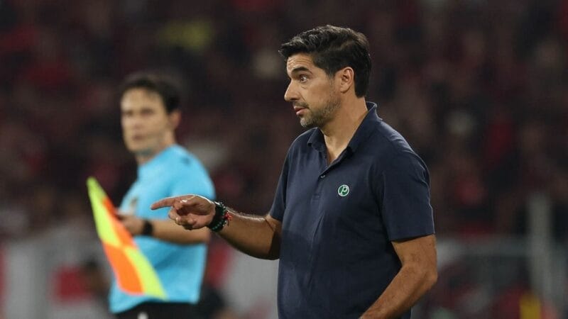 Conmebol impõe multa a Abel Ferreira por gesto inadequado durante partida