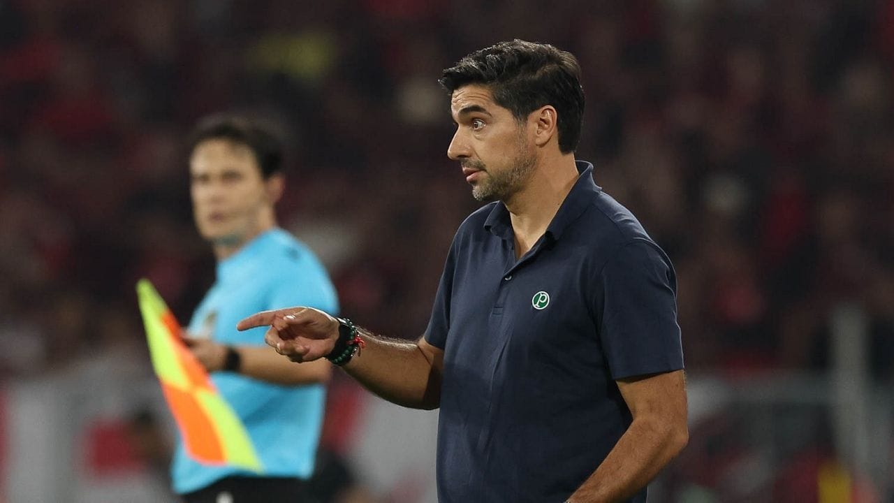 Conmebol impõe multa a Abel Ferreira por gesto inadequado durante partida