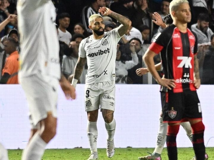 Gabigol se envolve em polêmica após gesto obsceno em partida contra o Santos