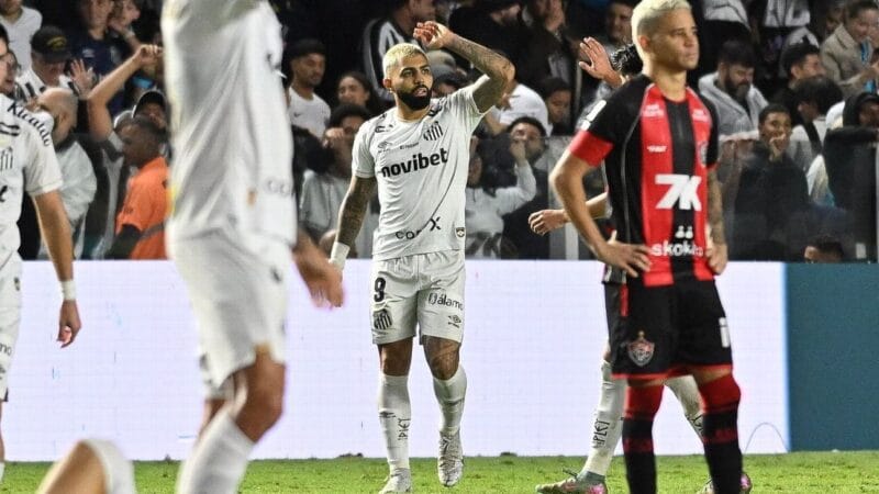 Gabigol se envolve em polêmica após gesto obsceno em partida contra o Santos