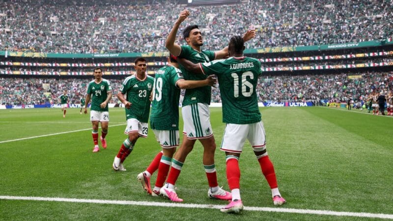 México inicia Copa com vitória sobre a África do Sul no Estádio Azteca