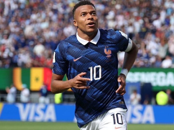 França Supera Desafios e Conquista Vitória na Estreia com Dois Gols de Seu Astro