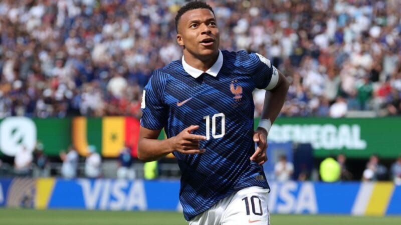 França Supera Desafios e Conquista Vitória na Estreia com Dois Gols de Seu Astro