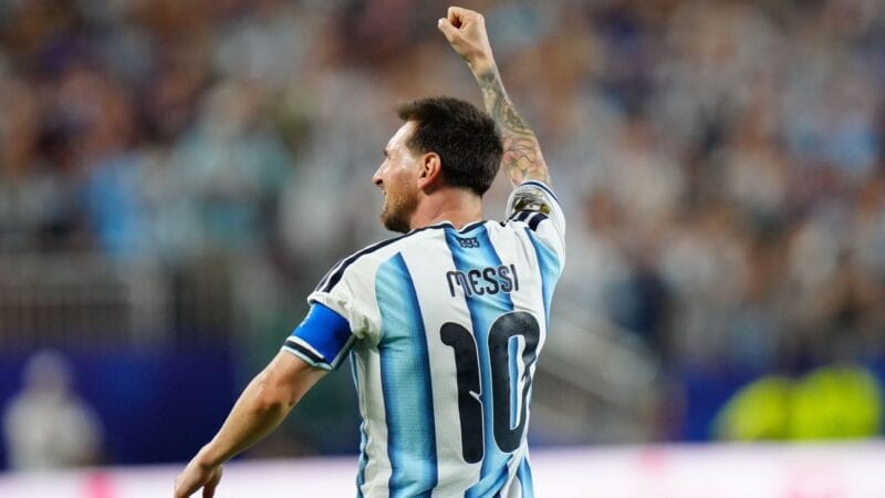 Ronaldo Reverencia os ‘Deuses do Futebol’ e Expressa Admiração por Messi