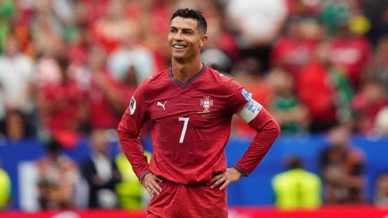 Cristiano Ronaldo Celebra Recordes, Mas Enfrenta Pressão em Campo
