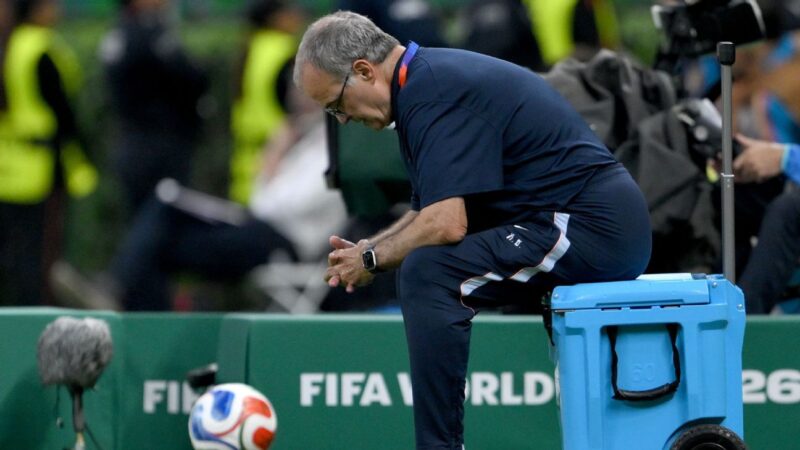 Muslera Expressa Desejo de Deixar Seleção Uruguaia, Afirma Bielsa