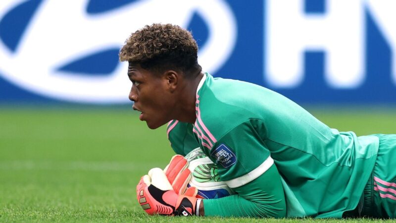 Zion Suzuki brilha como goleiro dos Samurais Azuis no Mundial contra o Brasil
